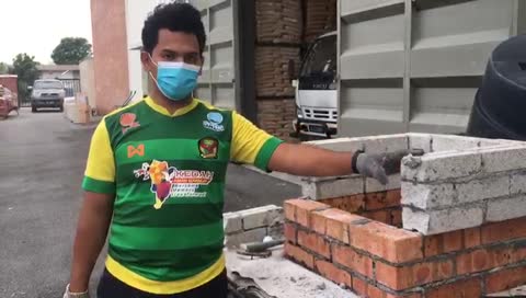 Demonstrasi bata tanah liat